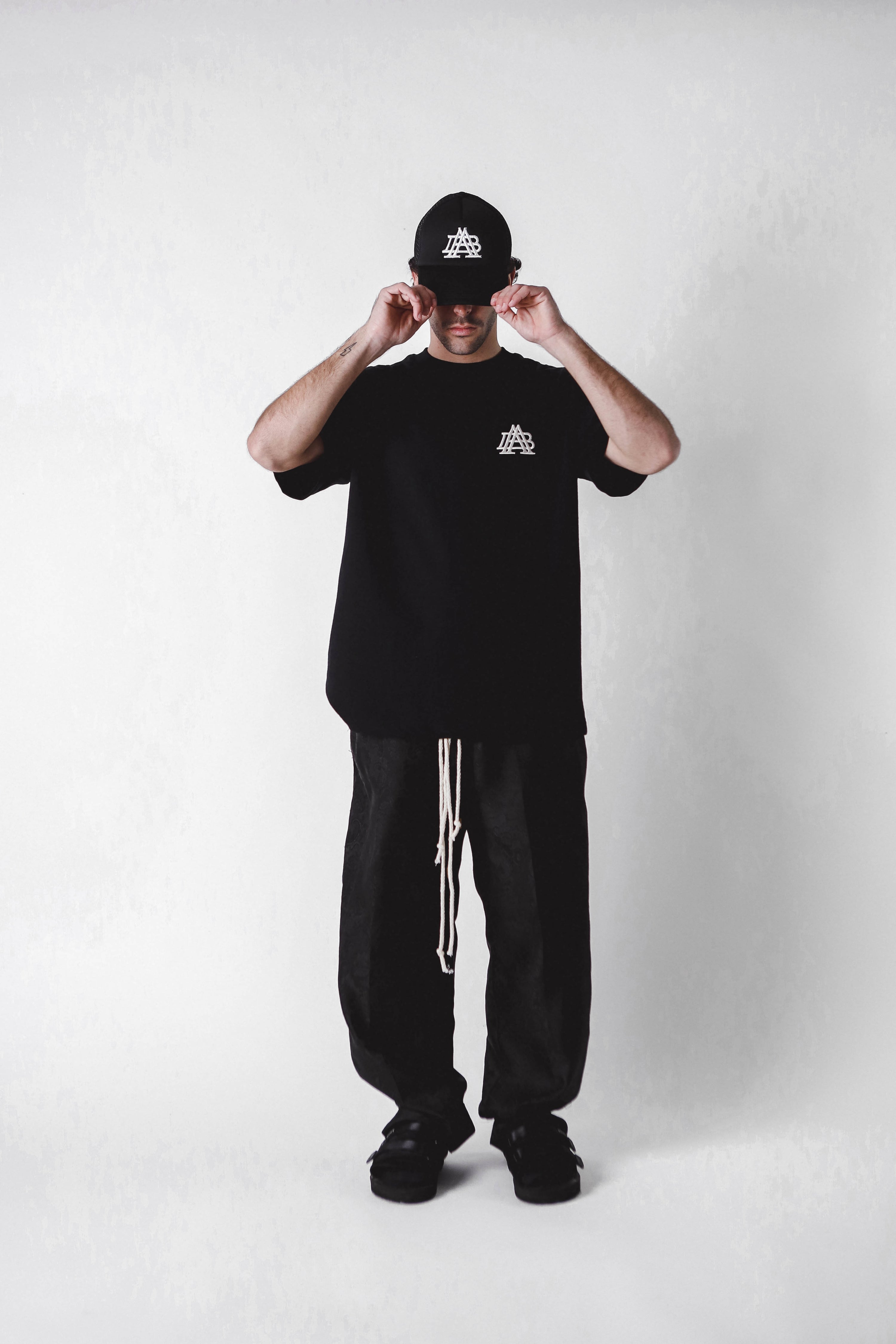 "A-TEMPORAL" BLACK T-SHIRT